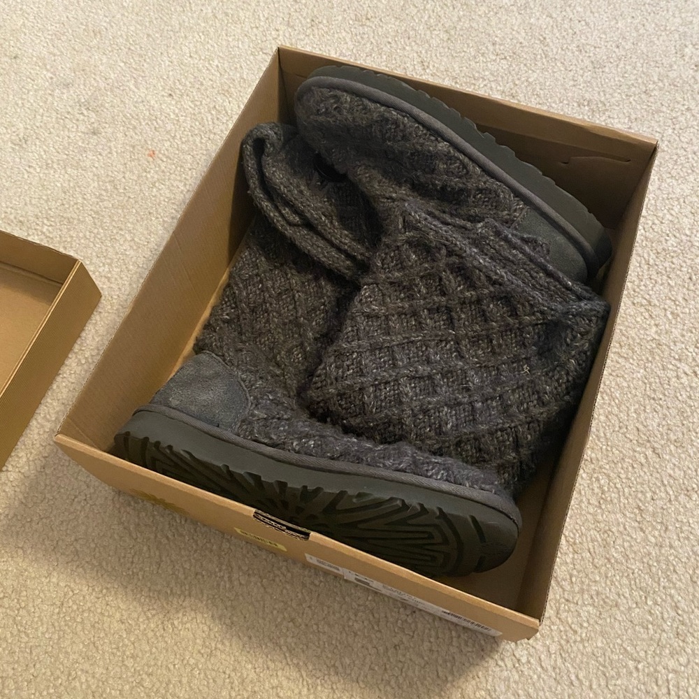 ❄️ Grey Lattice Cardy Uggs - Picture 6 of 12